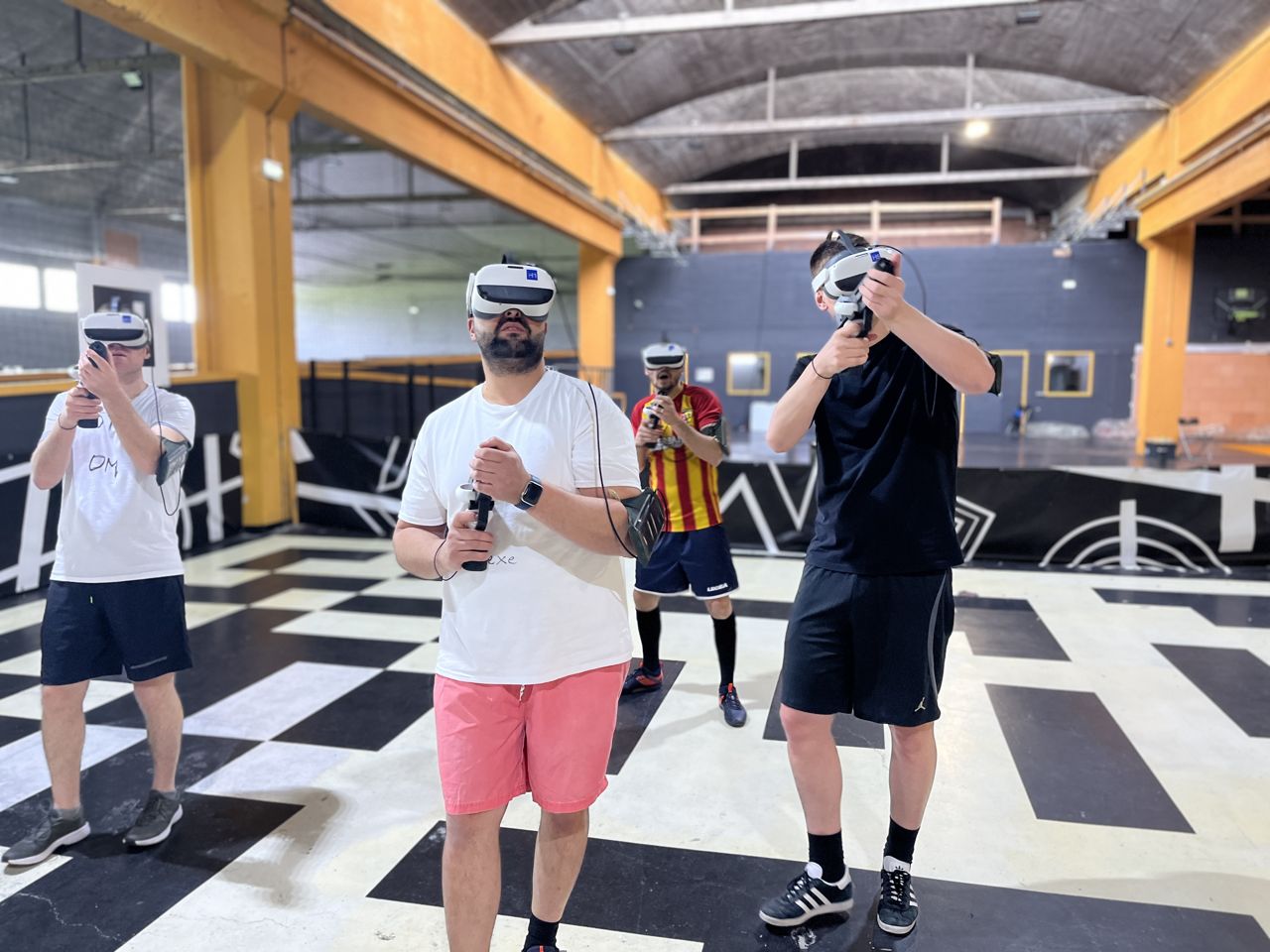 Un groupe s'affronte en réalité virtuelle chez Team Square